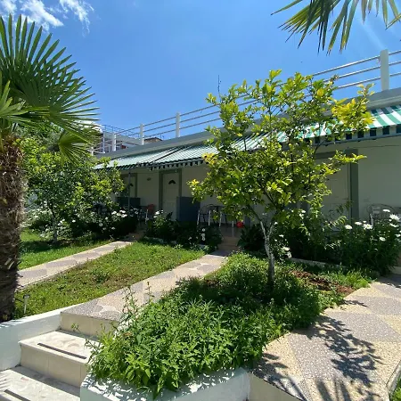 Yard Paradise Hotel