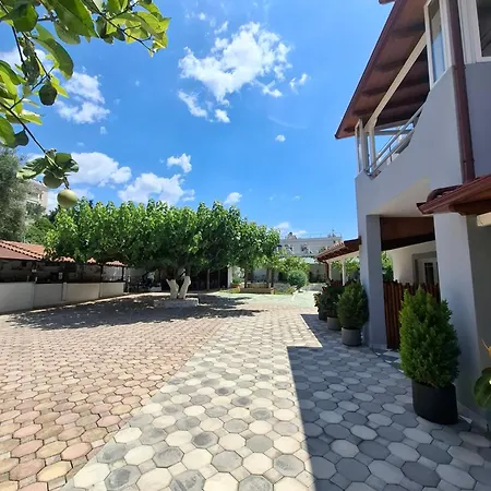 Yard Paradise מלון 3*