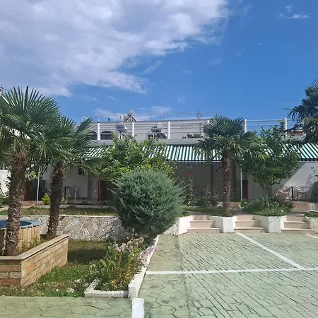 Yard Paradise מלון 3*